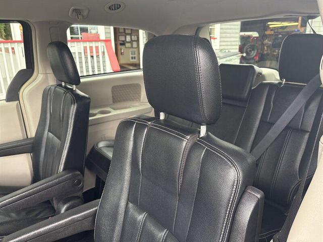 Photo of 2015 Granite Crystal Metallic Clearcoat Chrysler Town & Country