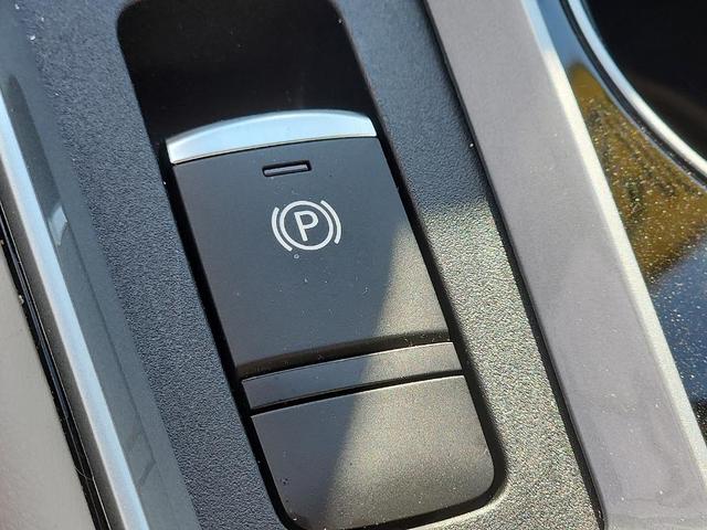 Photo of 2023 Garnet Pearl Nissan Altima
