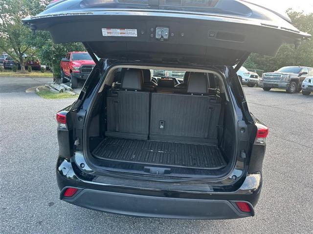Photo of 2021 Midnight Black Metallic Toyota Highlander