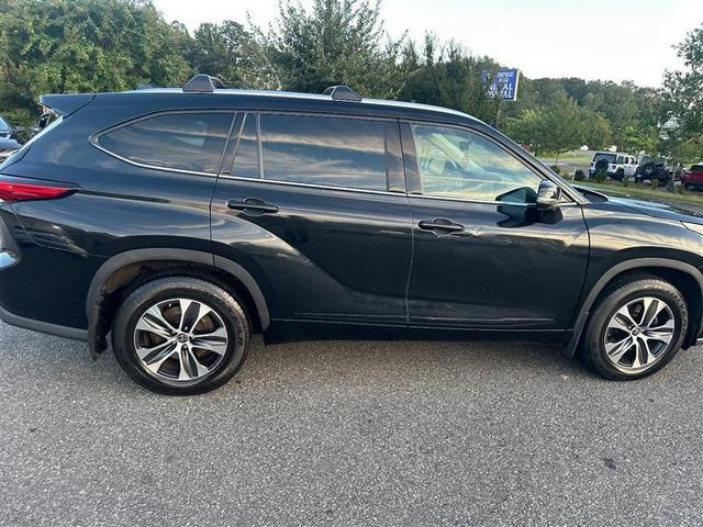 Photo of 2021 Midnight Black Metallic Toyota Highlander