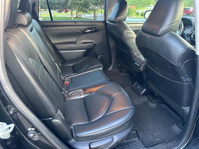 Photo of 2021 Midnight Black Metallic Toyota Highlander