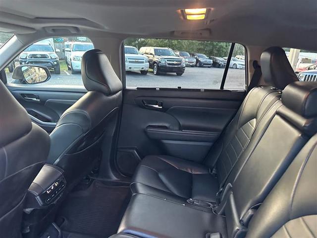 Photo of 2021 Midnight Black Metallic Toyota Highlander