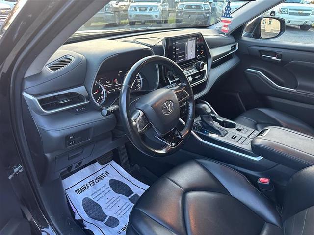 Photo of 2021 Midnight Black Metallic Toyota Highlander