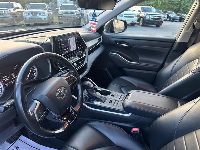 Photo of 2021 Midnight Black Metallic Toyota Highlander