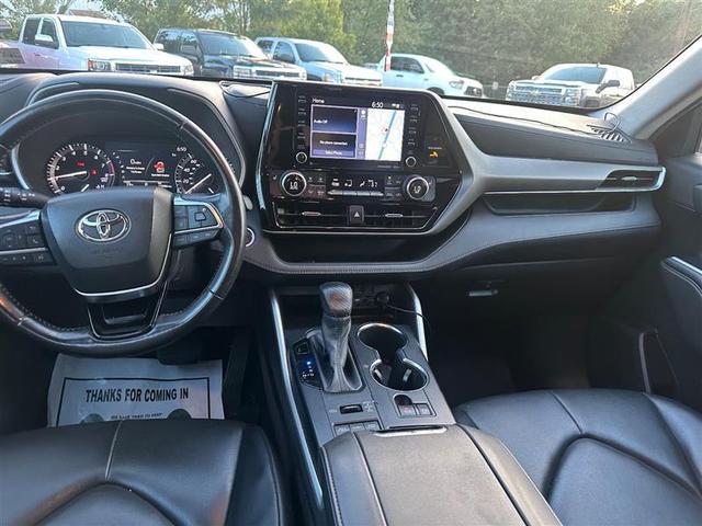 Photo of 2021 Midnight Black Metallic Toyota Highlander