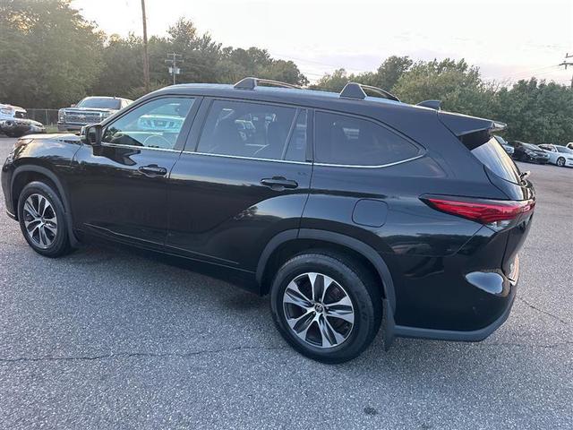 Photo of 2021 Midnight Black Metallic Toyota Highlander