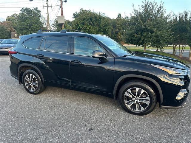 Photo of 2021 Midnight Black Metallic Toyota Highlander