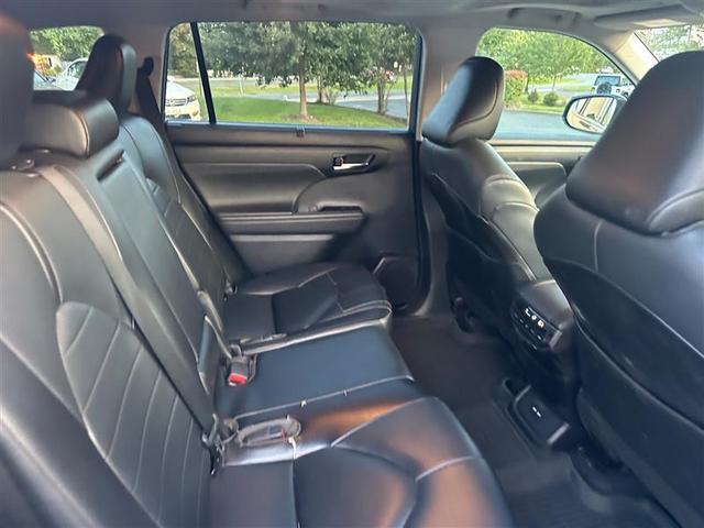 Photo of 2021 Midnight Black Metallic Toyota Highlander