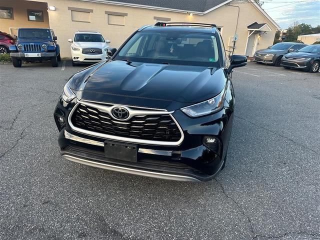 Photo of 2021 Midnight Black Metallic Toyota Highlander