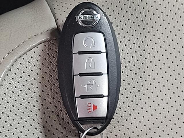 Photo of 2018 Pearl White Nissan Rogue Sport