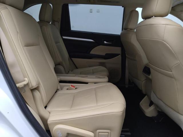 Photo of 2019 Blizzard Pearl Toyota Highlander