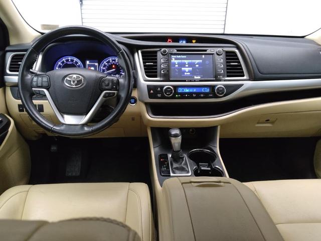 Photo of 2019 Blizzard Pearl Toyota Highlander