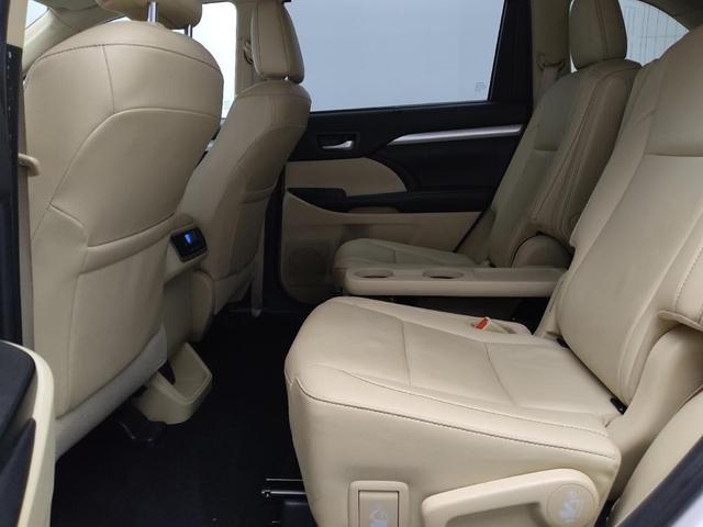 Photo of 2019 Blizzard Pearl Toyota Highlander