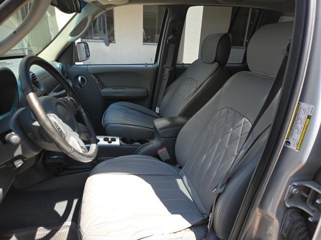Photo of 2005 Bright Silver Clearcoat Metallic Jeep Liberty