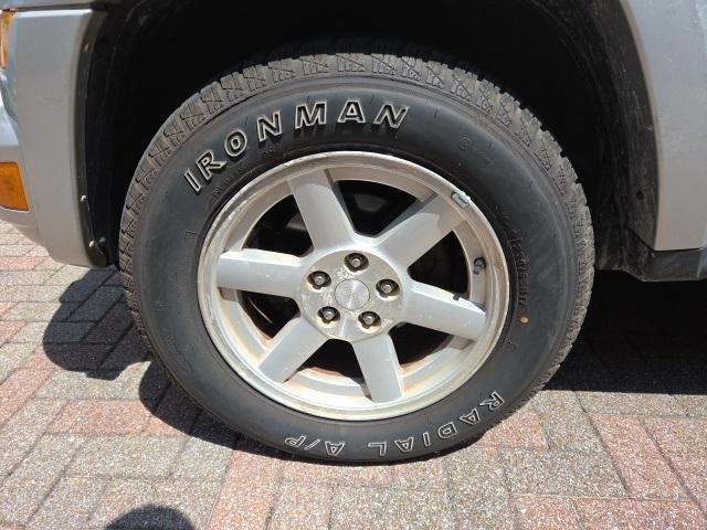 Photo of 2005 Bright Silver Clearcoat Metallic Jeep Liberty