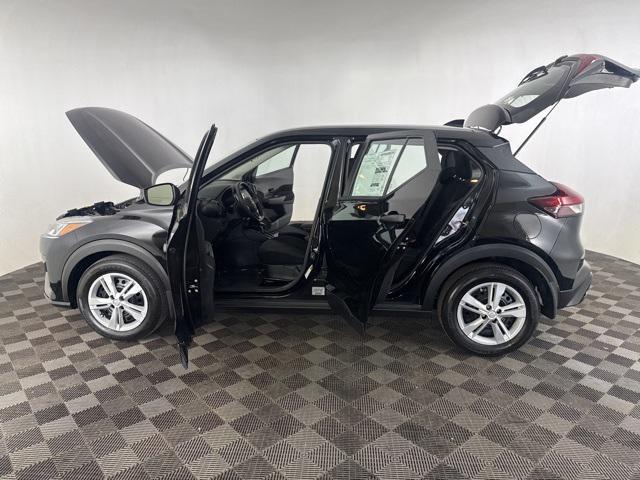 Photo of 2025 Super Black Nissan Kicks