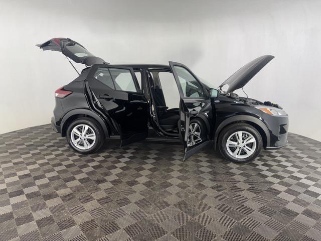 Photo of 2025 Super Black Nissan Kicks