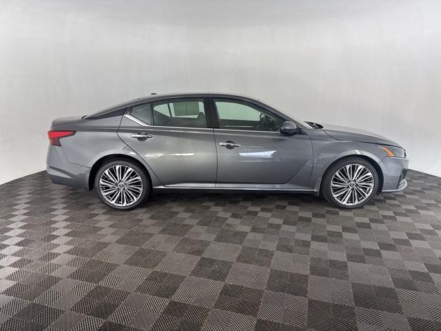 Photo of 2024 Gun Metallic Nissan Altima