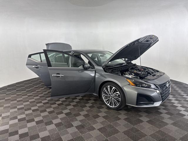 Photo of 2024 Gun Metallic Nissan Altima