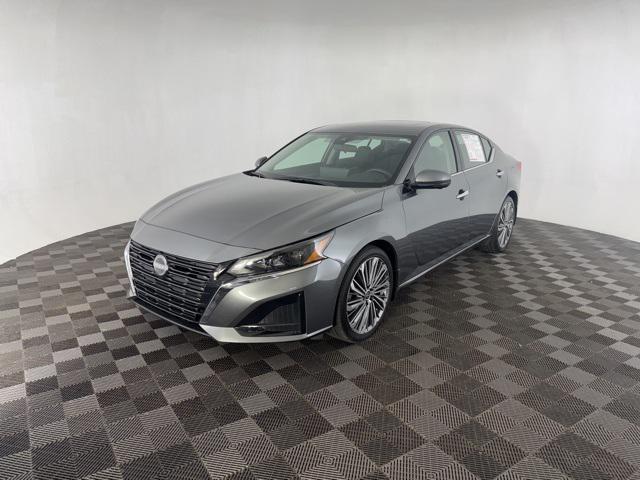 Photo of 2024 Gun Metallic Nissan Altima