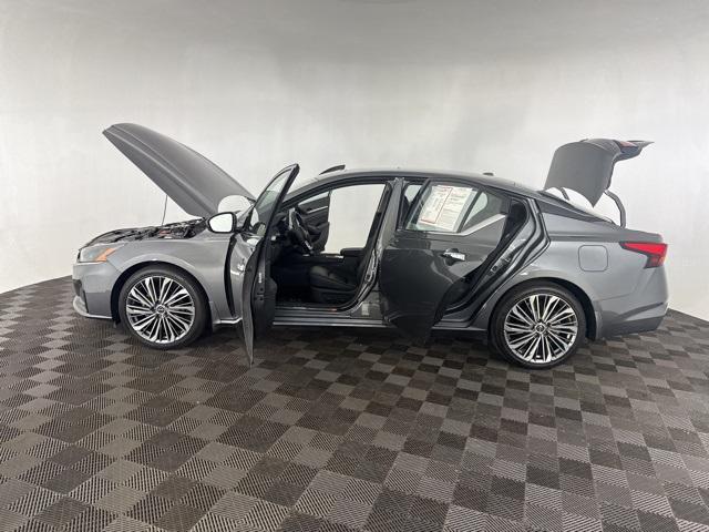 Photo of 2024 Gun Metallic Nissan Altima
