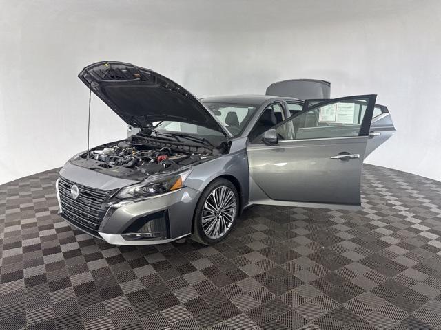 Photo of 2024 Gun Metallic Nissan Altima