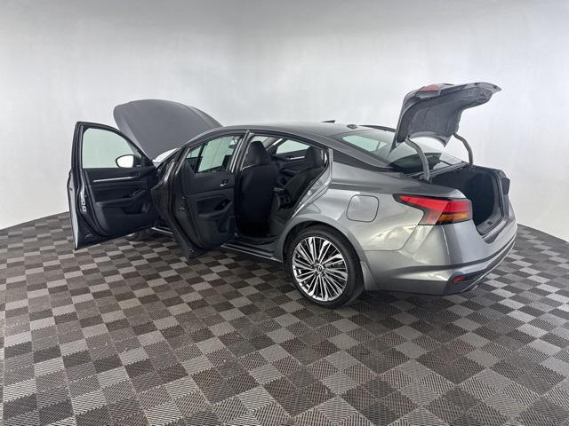 Photo of 2024 Gun Metallic Nissan Altima