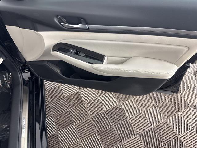 Photo of 2024 Super Black Clearcoat Nissan Altima
