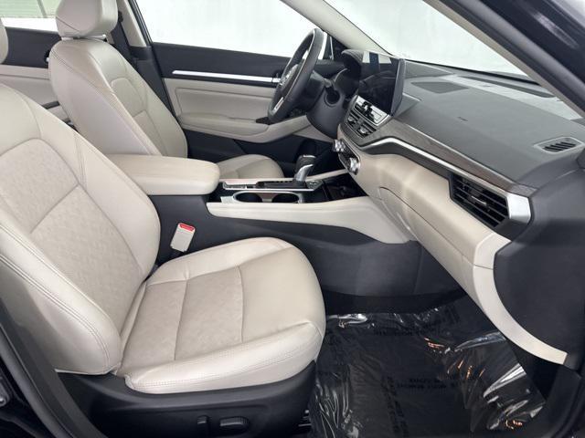 Photo of 2024 Super Black Clearcoat Nissan Altima