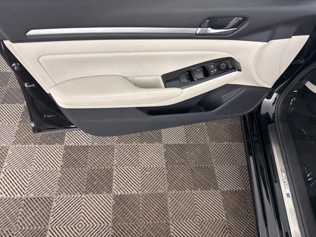 Photo of 2024 Super Black Clearcoat Nissan Altima