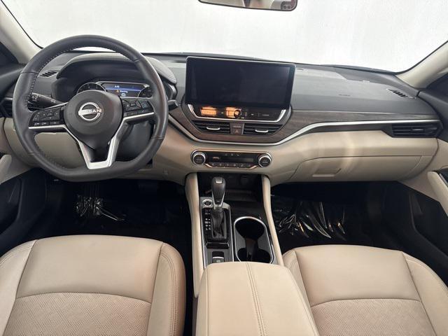 Photo of 2024 Super Black Clearcoat Nissan Altima