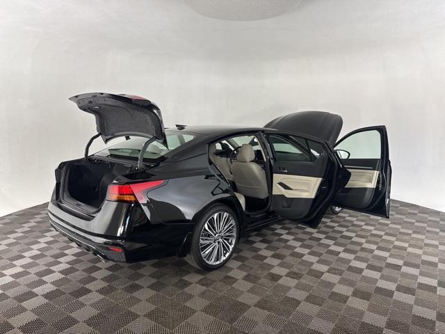 Photo of 2024 Super Black Clearcoat Nissan Altima