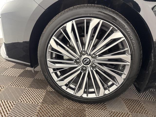 Photo of 2024 Super Black Clearcoat Nissan Altima