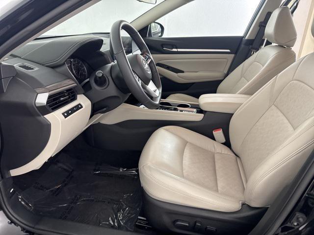 Photo of 2024 Super Black Clearcoat Nissan Altima