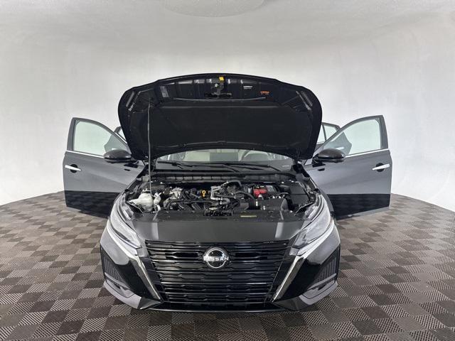 Photo of 2024 Super Black Clearcoat Nissan Altima