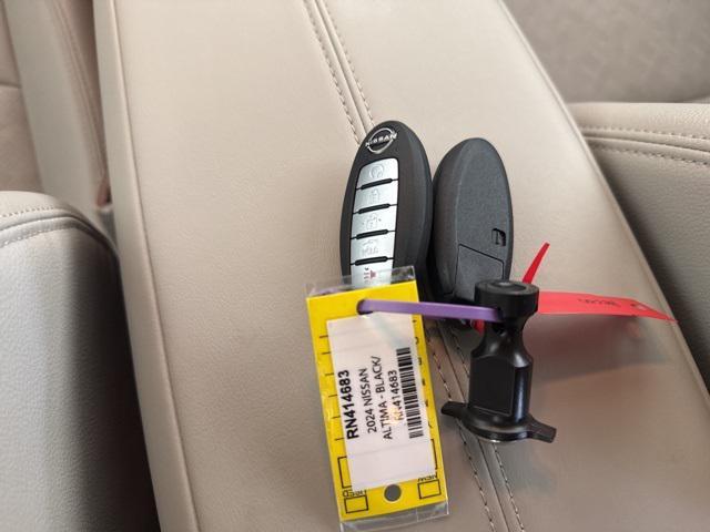 Photo of 2024 Super Black Clearcoat Nissan Altima