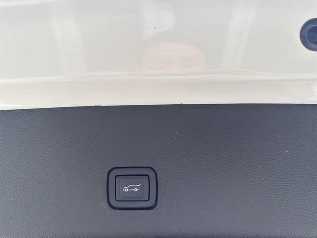 Photo of 2023 Summit White Chevrolet Traverse