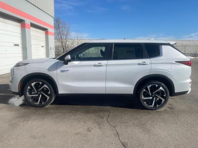 Photo of 2025 White Diamond Mitsubishi Outlander PHEV