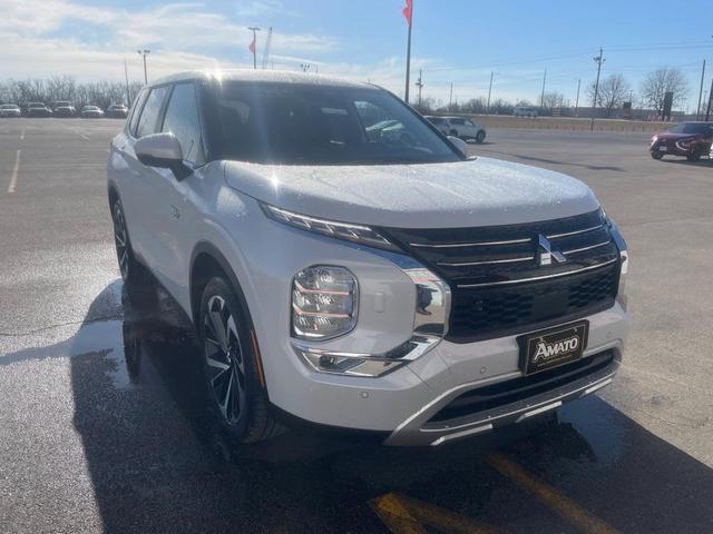 Photo of 2025 White Diamond Mitsubishi Outlander PHEV