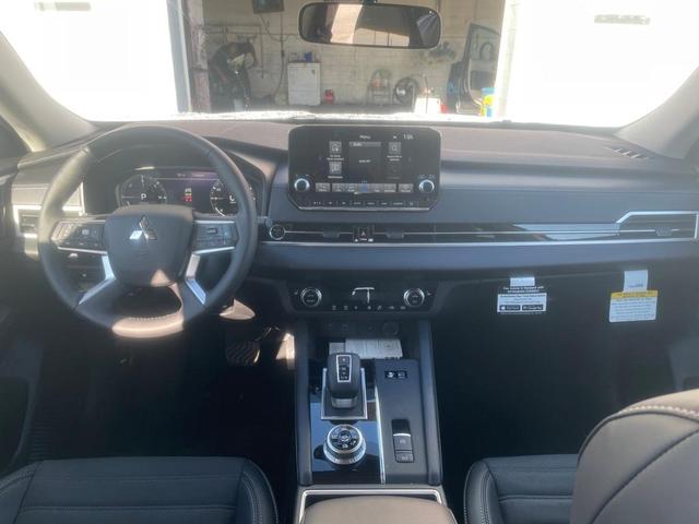 Photo of 2025 White Diamond Mitsubishi Outlander PHEV