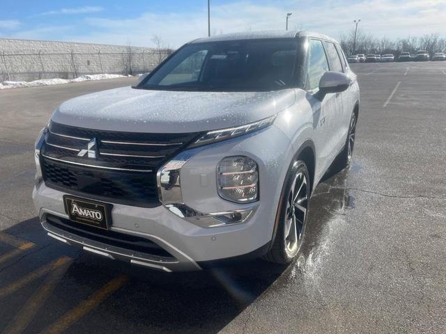Photo of 2025 White Diamond Mitsubishi Outlander PHEV