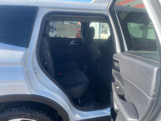 Photo of 2025 White Diamond Mitsubishi Outlander PHEV