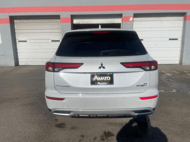 Photo of 2025 White Diamond Mitsubishi Outlander PHEV
