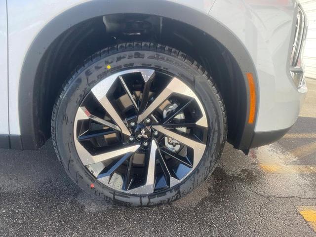 Photo of 2025 White Diamond Mitsubishi Outlander PHEV