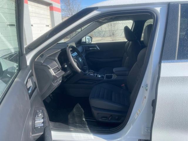 Photo of 2025 White Diamond Mitsubishi Outlander PHEV