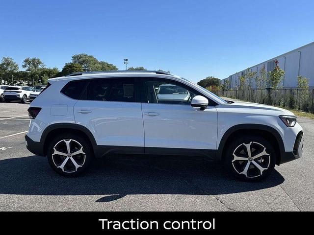 Photo of 2025 Pure White Volkswagen Taos