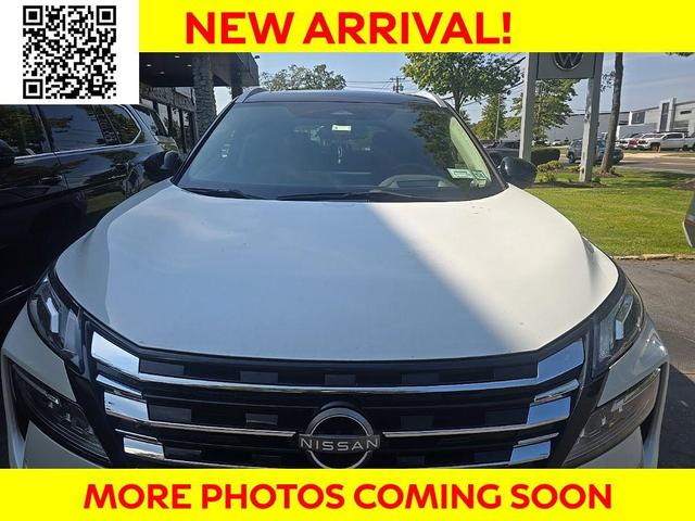 Photo of 2024 Everest White Pearl/Super Black Nissan Rogue