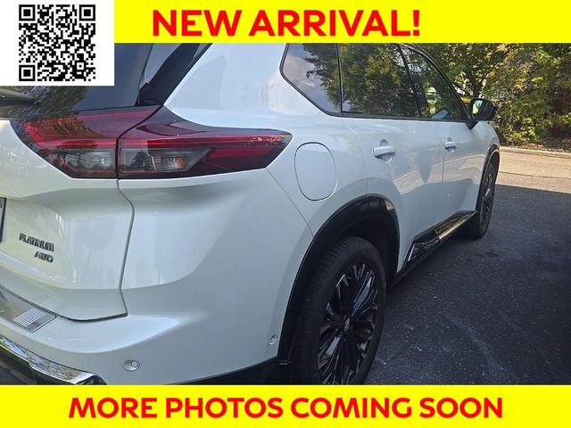Photo of 2024 Everest White Pearl/Super Black Nissan Rogue