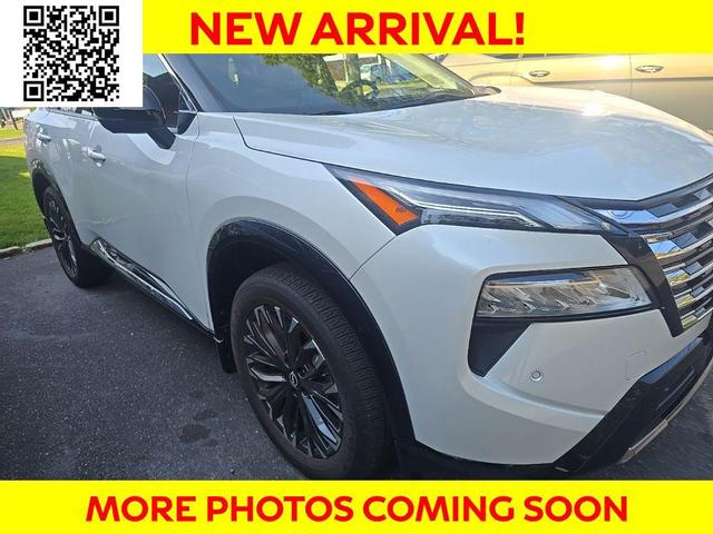 Photo of 2024 Everest White Pearl/Super Black Nissan Rogue
