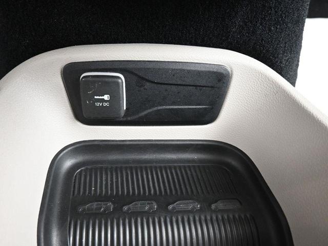 Photo of 2023 Silver Mist Clearcoat Chrysler Pacifica